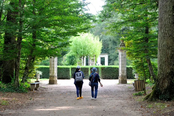 【走向樹籬做成的綠色迷宮,我們心繫城堡没有流連太久。】