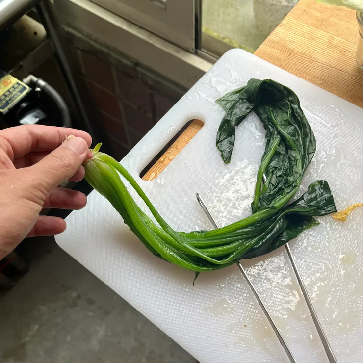 我先連根洗淨燙熟，比較好撈，但也可以先切再燙，反正最後都要拌開