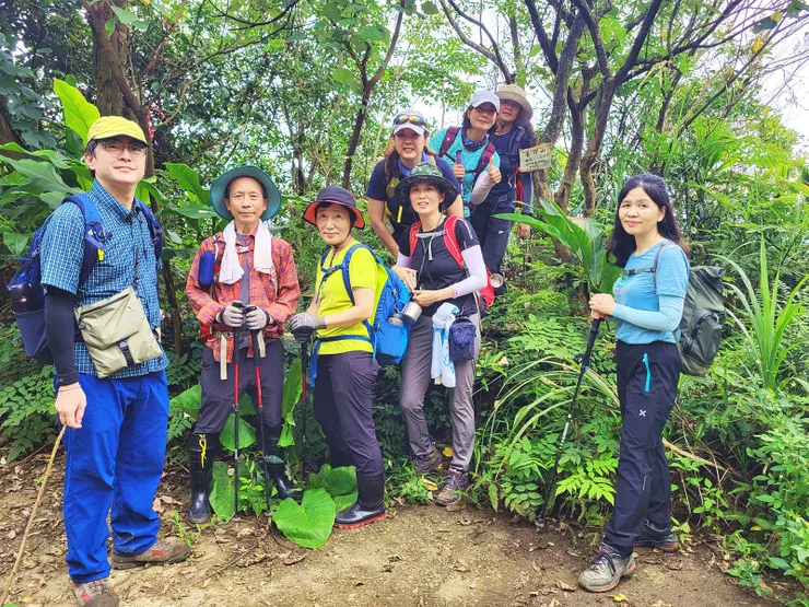 ▲11:00來到長命山，以為可以長命百歲，孰料過了長命山約300公尺居然遇到棲息在平地草叢間的帶鈴腹胡鋒，全隊遭群蜂攻擊，其痛無比，最慘的隊友中了8~9針，還好隊友有帶抗組織胺，每人服用一顆，繼續行程。