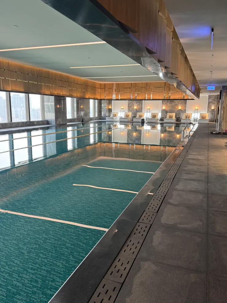 泳池看起來是不是超專業! 運動起來還可以到旁邊水療紓壓一下