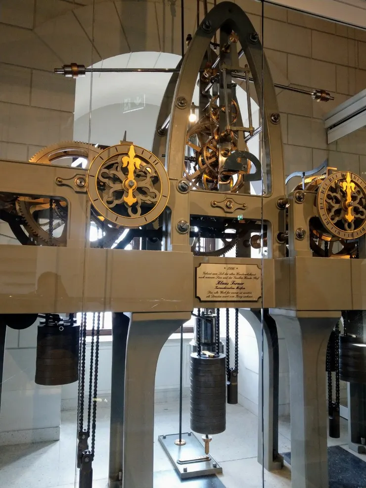 長得很像「傅科擺」的城堡鐘Große Schlossuhr，1945年同樣被摧毀，1986 年至 1996 年間重新設計和建造