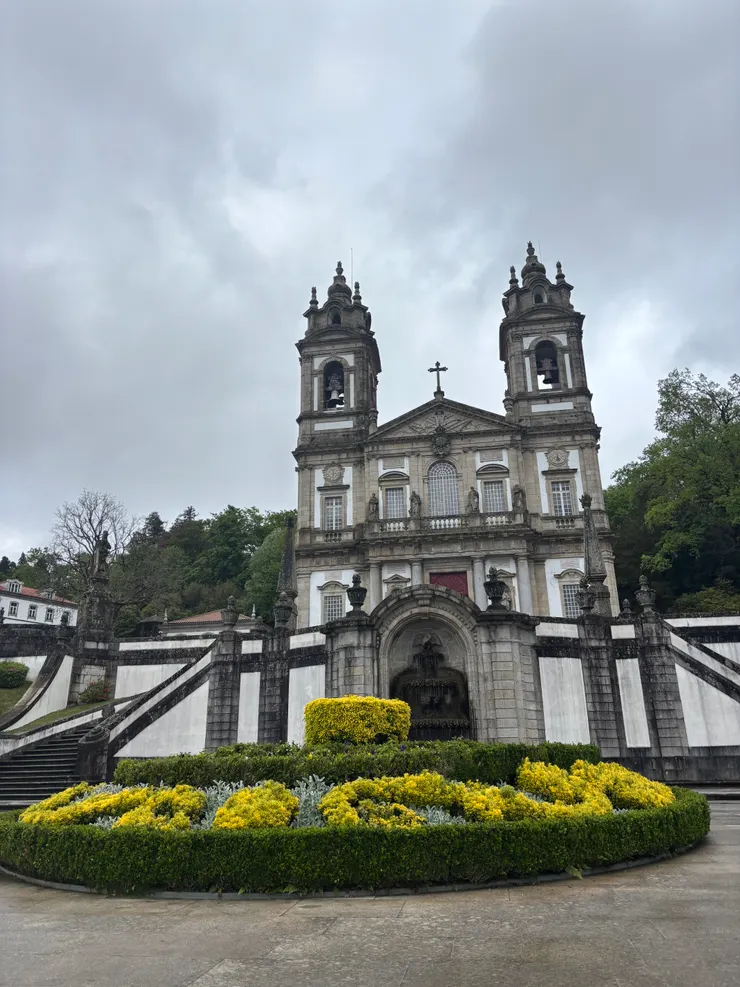 朝聖所前的小花圃