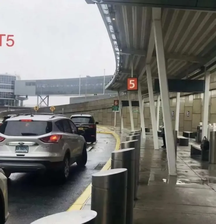 Termianl 5 pick-up location (KKDAY Provided)