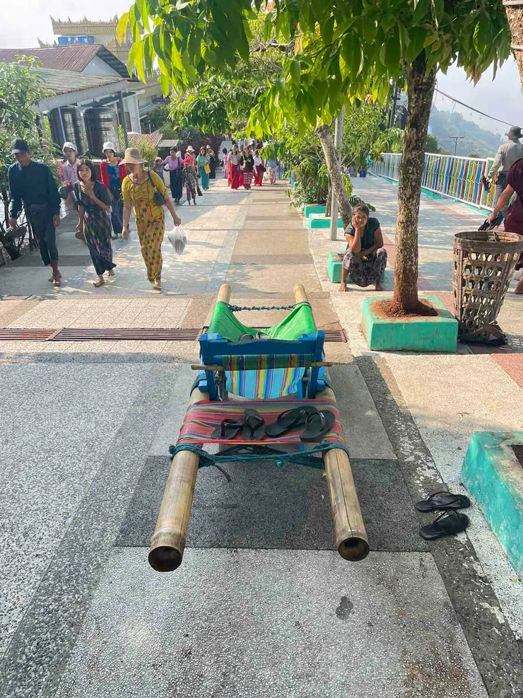 當地人有為行動不便的人提供抬人的服務，行李多的人也可以請他們幫忙用籃子揹行李，都是收費的