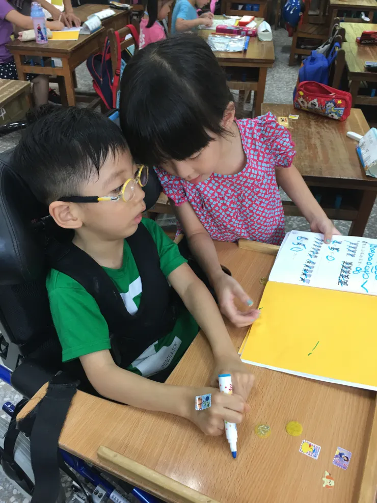 「你寫好，我可以幫你拿去給老師喔。」 小女孩不時都跟子祐說話，讓子祐超喜愛她。