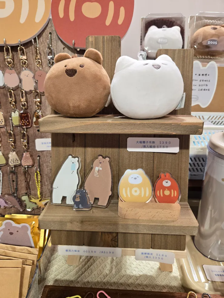 用木頭擺放商品，讓作品更有質感