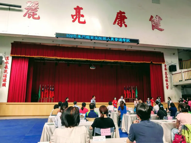 在去年棒球亞錦賽冠軍國手陳柏毓的母校青溪國中監考之市長駕到