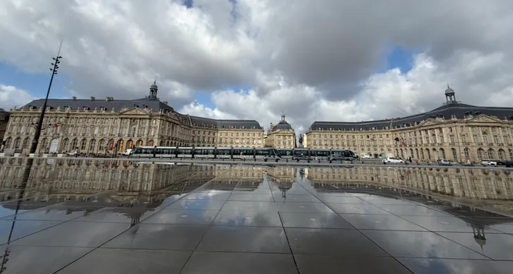 白天的水鏡廣場