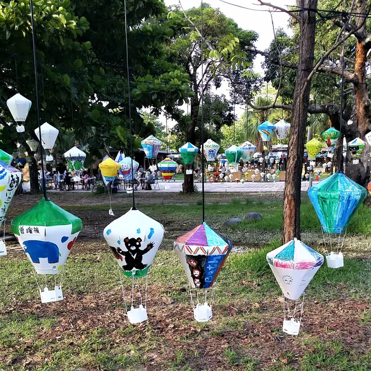 掛滿著由小學生製作的熱氣球造型燈籠
