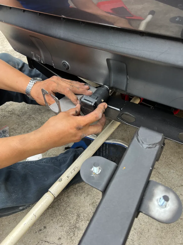 安裝車輛燈號插座