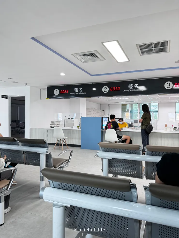 路考合格到櫃檯領取駕照