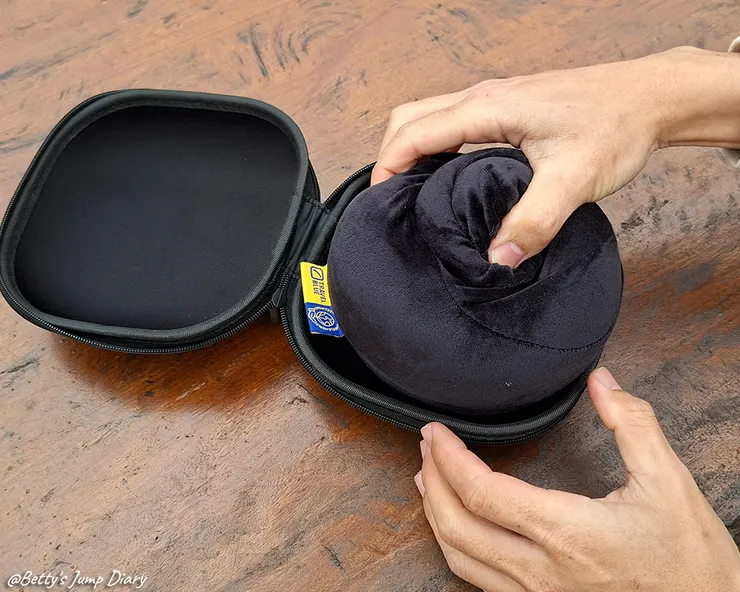 ▲【Travel Blue 藍旅】寧靜頸枕同色套組-黑色/圖片來源：Betty's Jump Diary