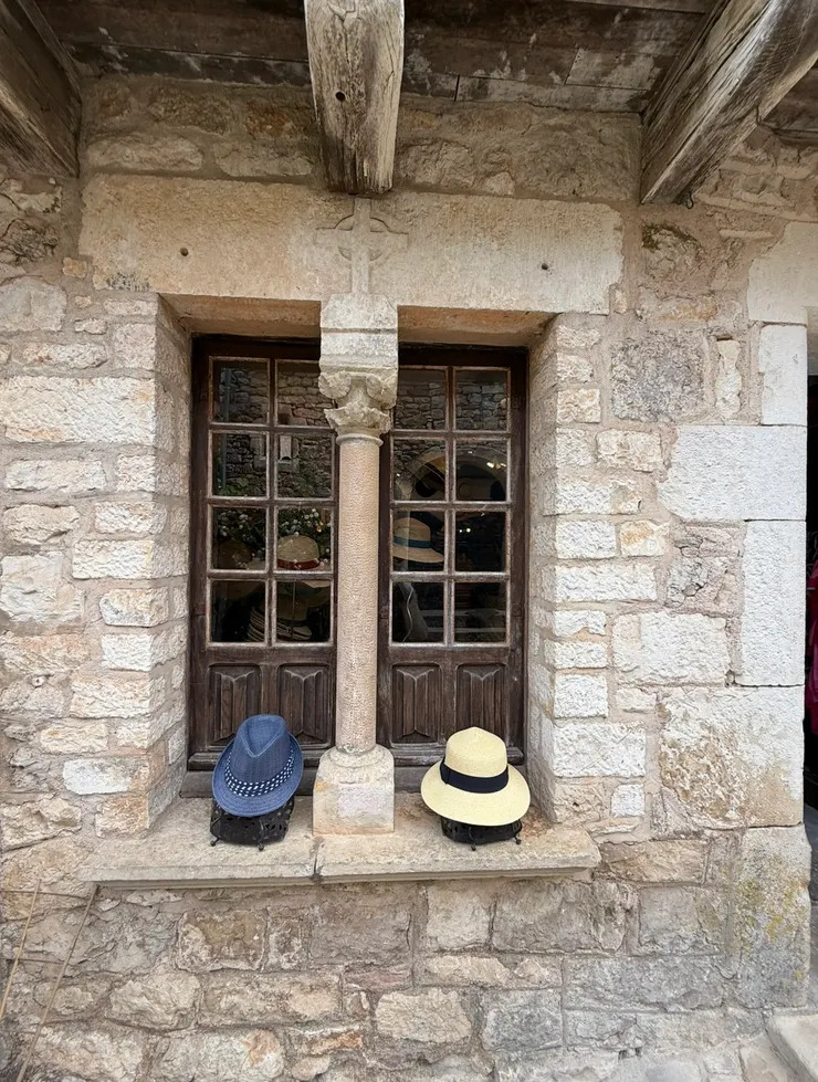 這樣賣著帽子的小店,怎麼能錯過呢