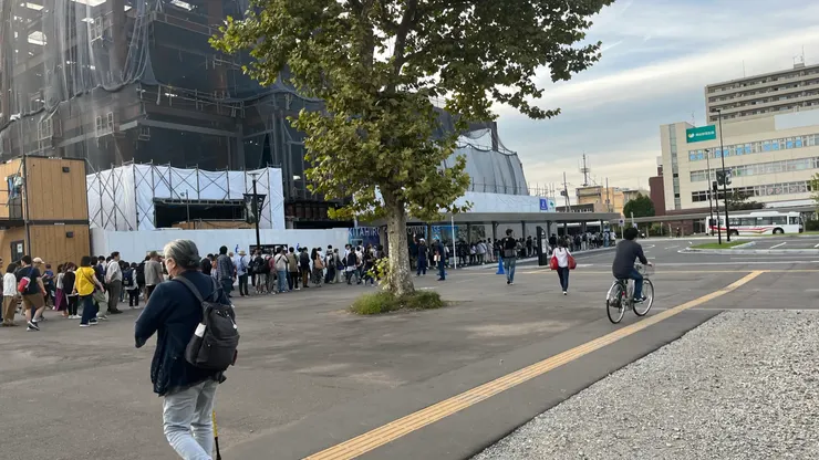 雖然排很長，但是車一直接駁，所以等的時間應該不用太久。