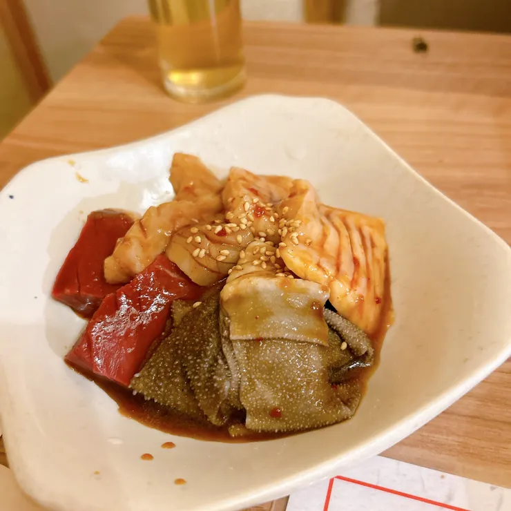 內臟拼盤：レバー（牛肝）、ミノ（第一胃）、 センマイ（第三胃）