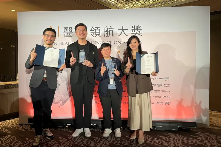 圖說:本一科技協力奇美醫院「A+臨床智慧導航員」最新榮獲《風傳媒》「2025 AI醫療領航大獎」,從左至右依序為技術長廖家德、策略長唐源駿、執行長邱瓊玉、營運長范硯平。(資料來源:本一科技)