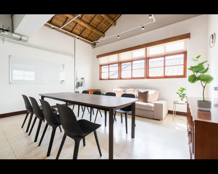 場地乾淨明亮。唯一的缺點只有冷氣不夠涼XD