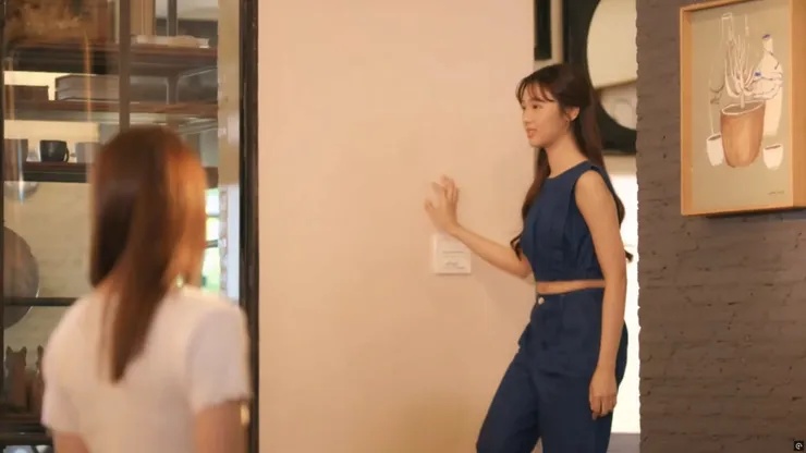 摸著牆登場的May