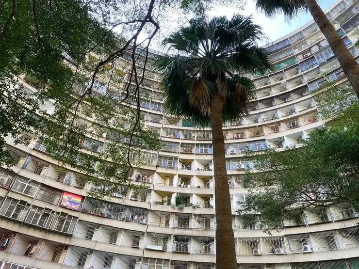 除了和香港老建築相似的擁擠，這弧度的特色可是在地的特色