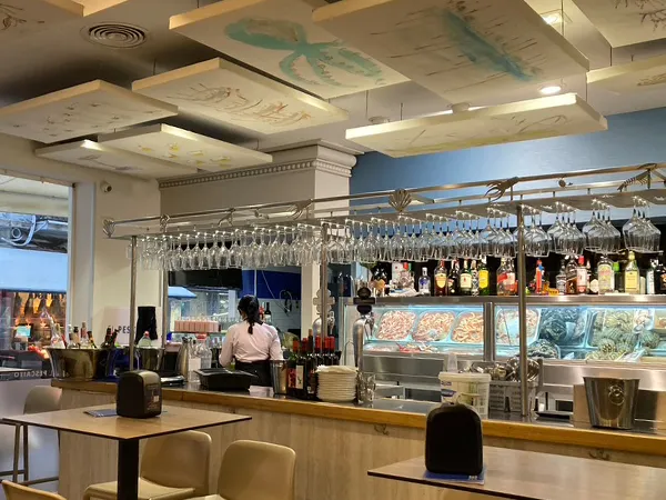 海鮮盡收眼底的吧台
