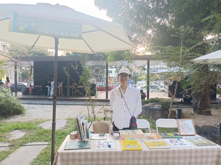 在圖書館為大小孩說故事的LaLa