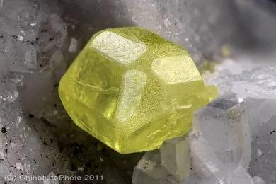 來自義大利托斯卡尼卡拉拉的自然硫Carrara, Massa-Carrara Province, Tuscany, Italy。資料來源於Mindat。