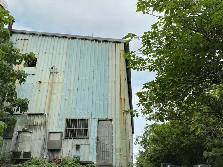 停在工廠屋頂上的白鷺鷥