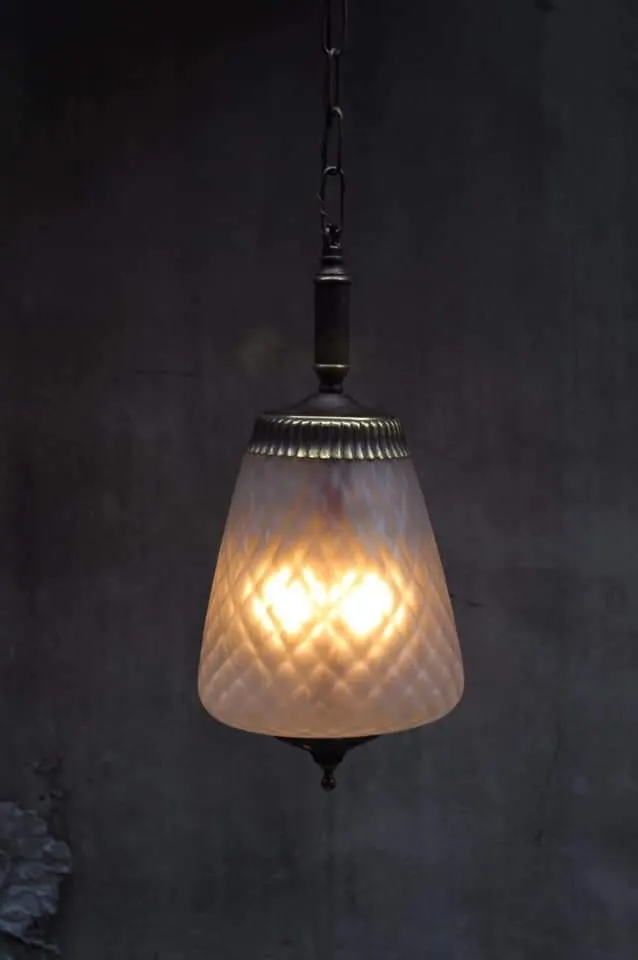 照明功能上普普通通。但，硬是靠著「長相可愛」勝出的古董燈。