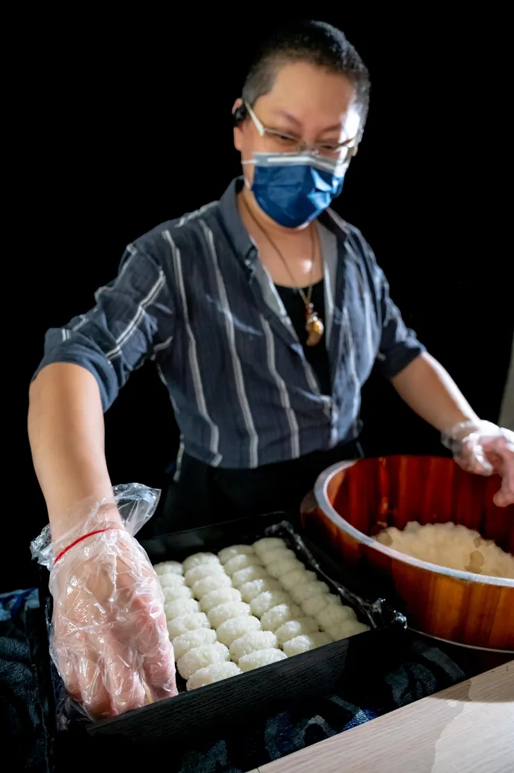 林宏洋深知江戶前壽司的精髓在於重複著看似簡單的工作。從洗米、浸泡、火候控制到調醋，每一粒醋飯的狀態都決定了壽司的靈魂。圖/宏洋酢壽司