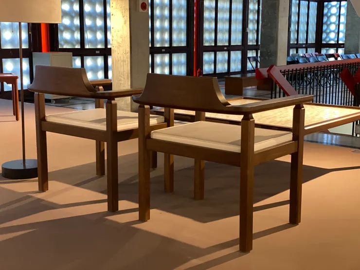 方腳太師椅椅背的弧度