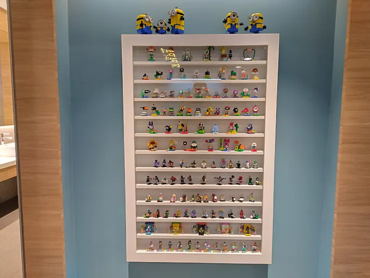 廁所外也是要放人物展示櫃