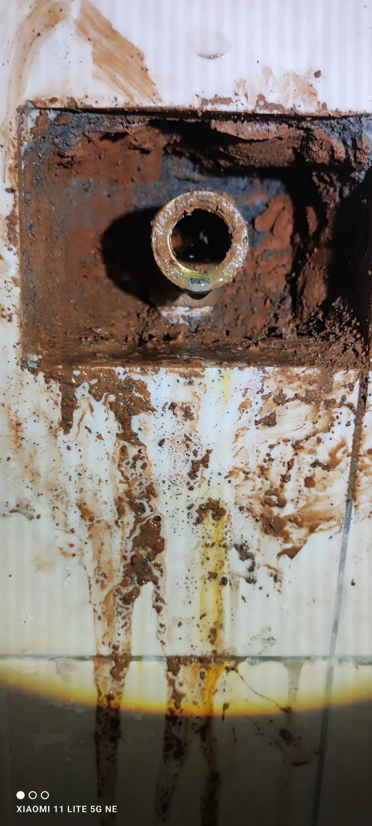 鋸開後觀察管路狀況。