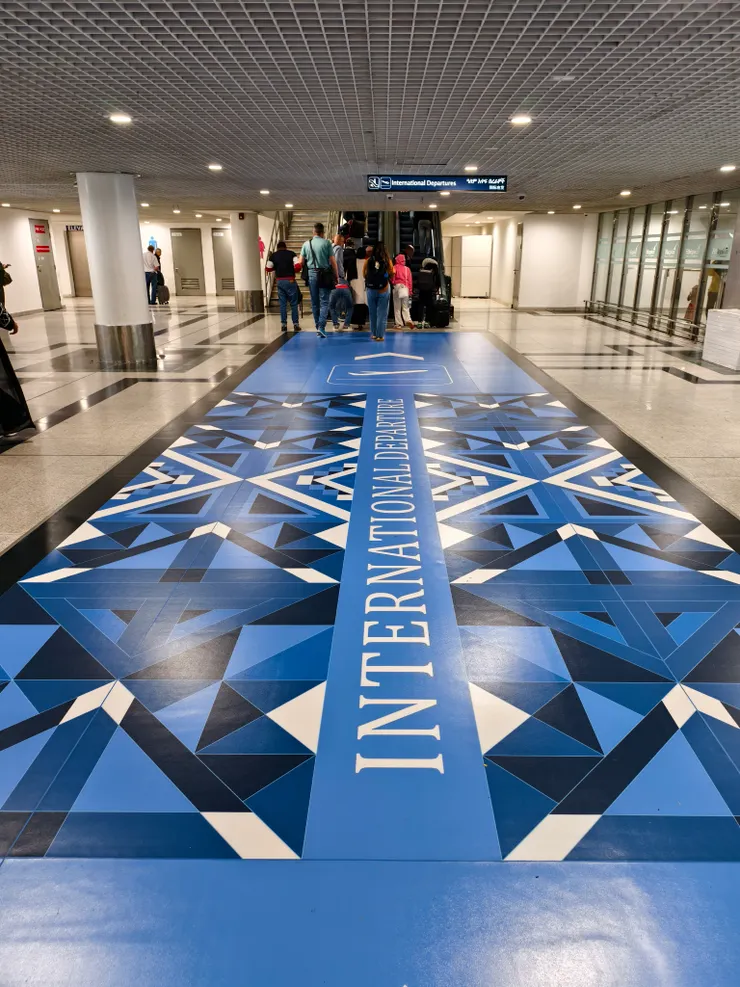 衣索比亞阿迪斯阿貝巴機場下機後，地上的指標非常醒目，這是國際線出發的指標。