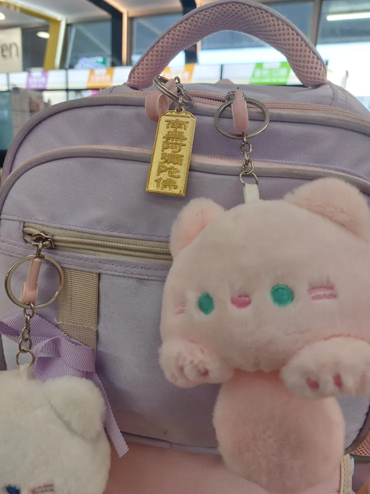 書包上吊掛是我送小女孩的阿彌陀佛