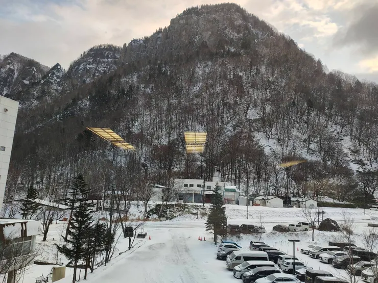 隔天醒來窗戶外景色