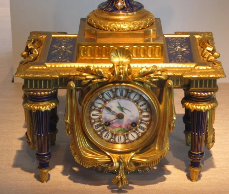 八世紀英國工匠的鎏金座鐘，到今天我們手腕上的機械腕錶，時間的藝術，早已從宮廷走進尋常生活