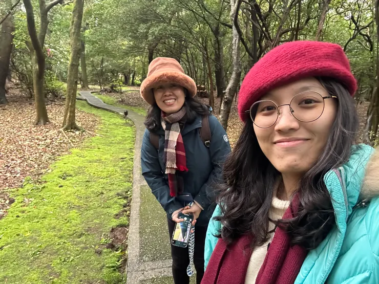 小徑兩旁都是青苔