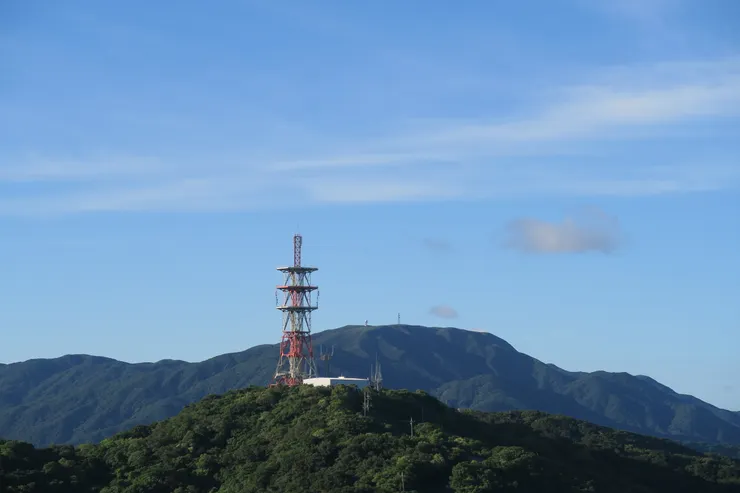 往北方拍，遠處是八重山第一高峰於茂登岳，山頂白色小球就是石垣島氣象雷達。