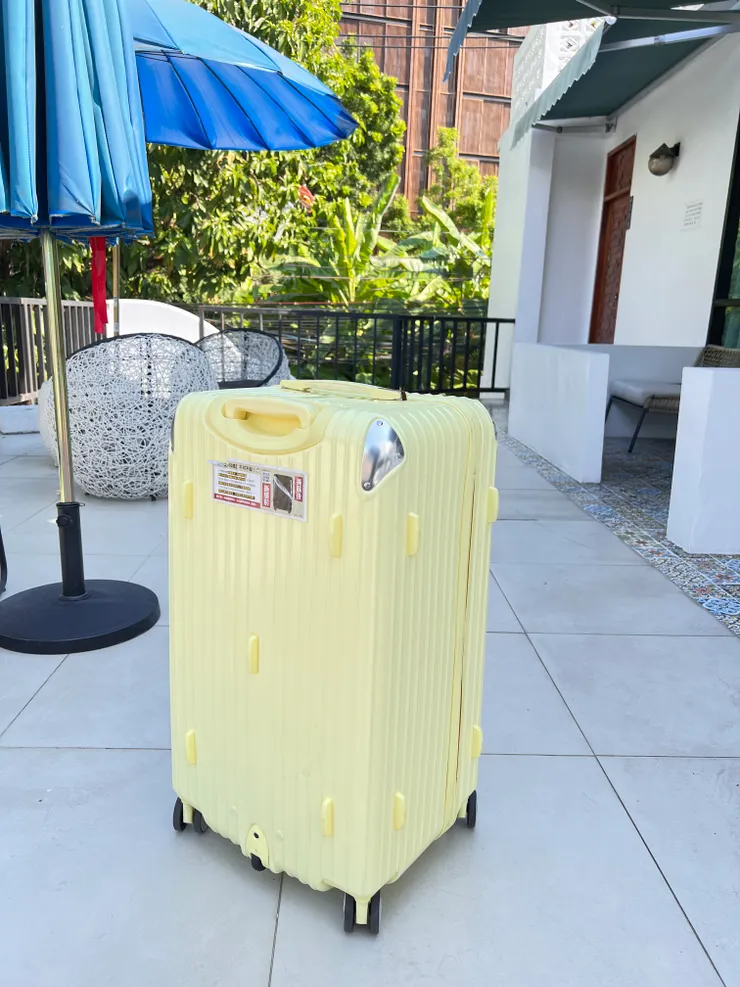 底部和側邊都有突起設計