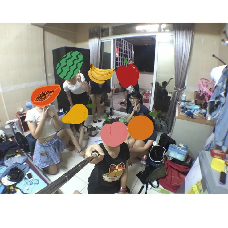 一起烤肉😋保護一下朋友們的臉，先擋住