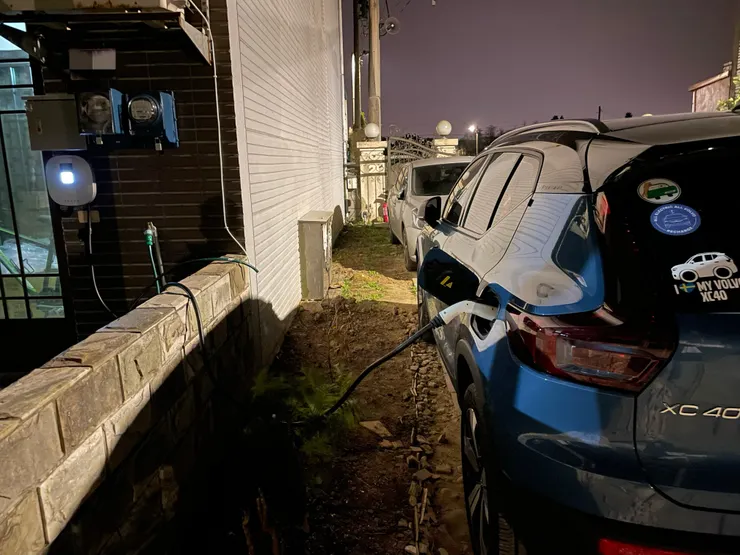 家門口裝個充電樁是很實用的