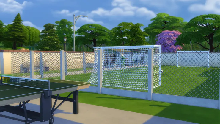 雖然有鐵絲網保護，但在這裏經過或打乒乓球的學生也會被突然撞過來的足球嚇著。