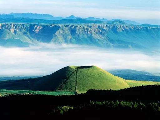 熊本因為火山多，有"火之國"的別稱，圖為熊本著名的火山，也是知名觀光勝地的阿蘇火山。(圖源/熊本縣觀光旅遊網)