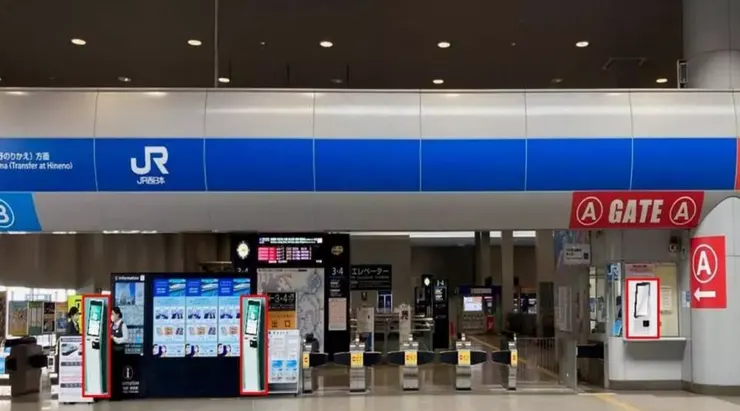 閘門口處有兩台白色機台（圖片來源：KKDAY）