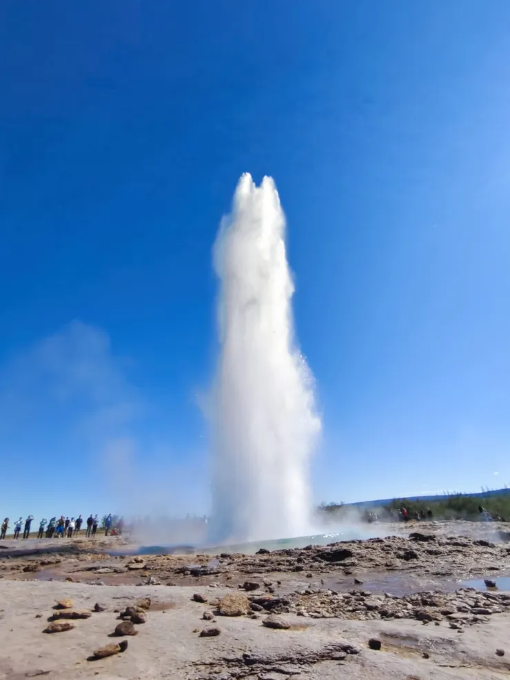 突然衝出大水柱。