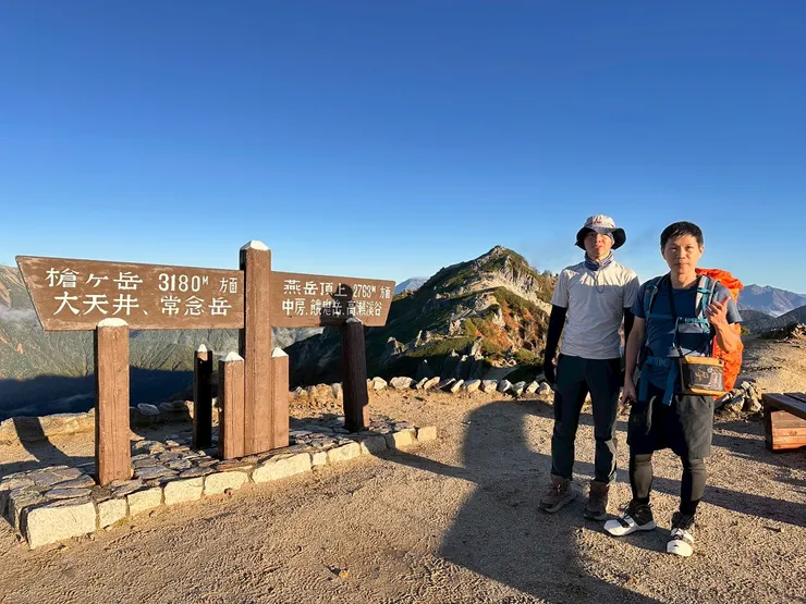 第一天登山鞋就開口笑的山友(右邊)