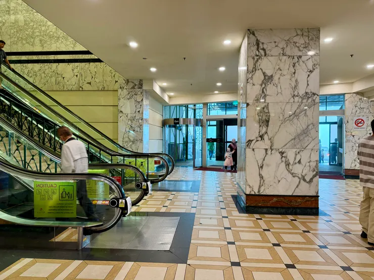 從這個門口走進來就看到了