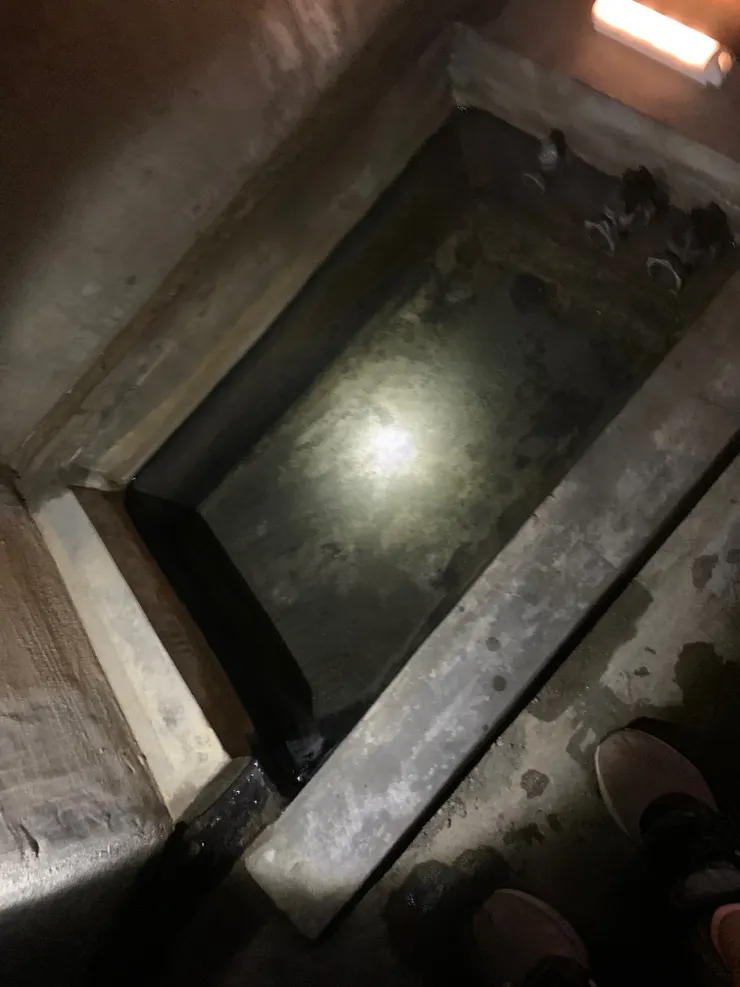 很冰涼的水。水會從照片中的水管流出去。