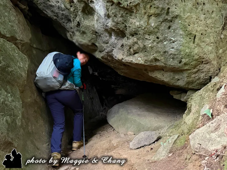 胎內石洞入口裡面可見光線比較不擔心摸黑