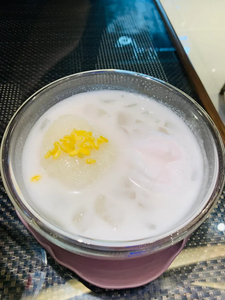 Nara Thai另一杯點心是椰奶糯米,鹹甜口感,是溫的,如果冰的應該更好吃。